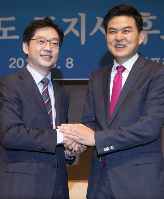 8일 서울 프레스센터에서 열린 경상남도지사 후보 관훈토론회에서 더불어민주당 김경수 후보(왼쪽)와 자유한국당 김태호 후보가 기념촬영을 하고 있다.   연합뉴스